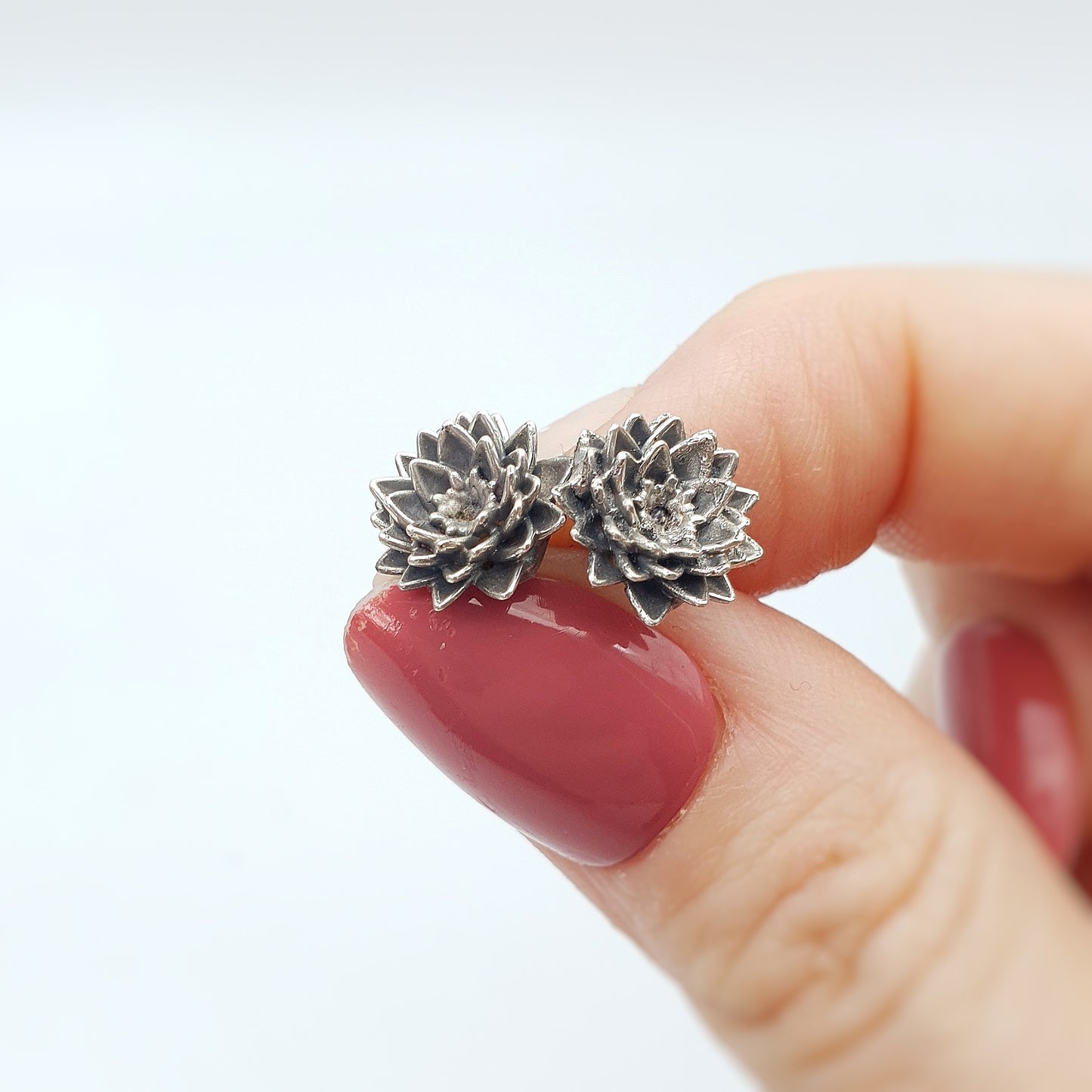 Coppia di orecchini a perno in argento 925, raffiguranti un fiore di ninfea.