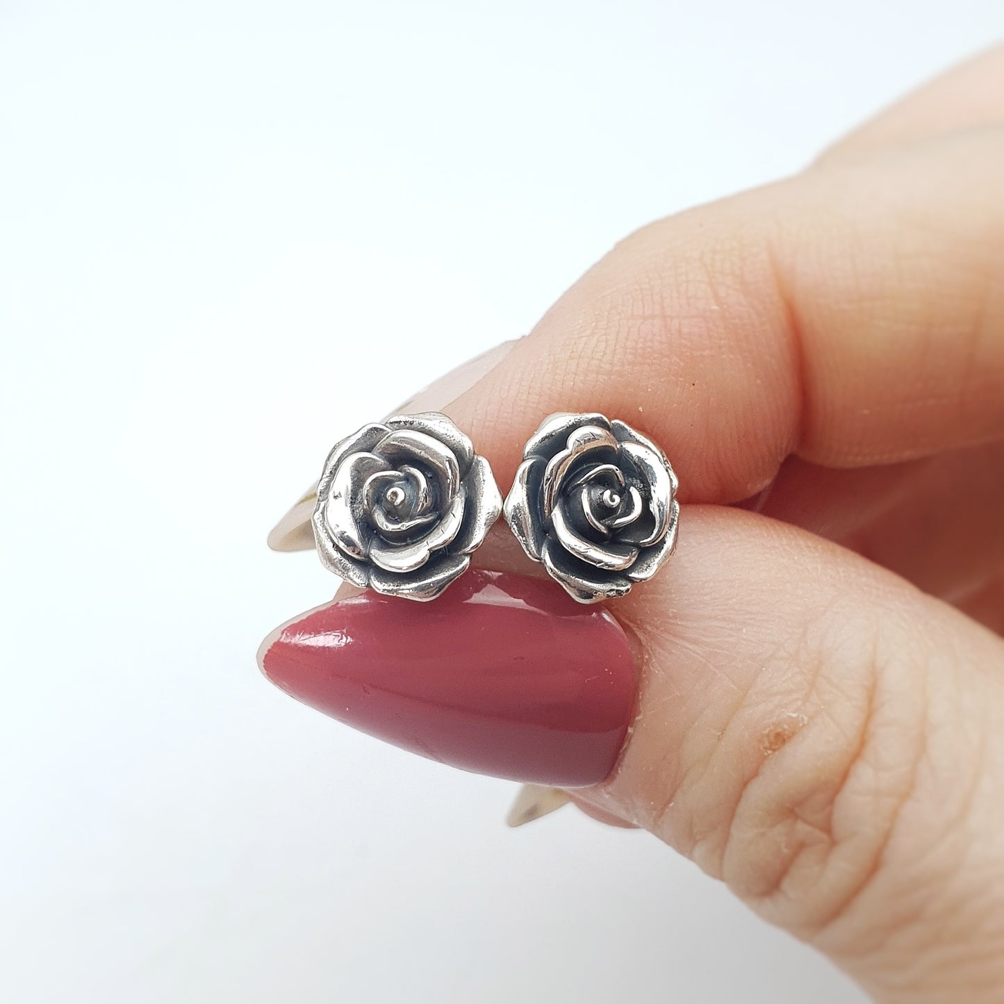 Coppia di orecchini a perno in argento 925, raffiguranti un fiore di rosa.