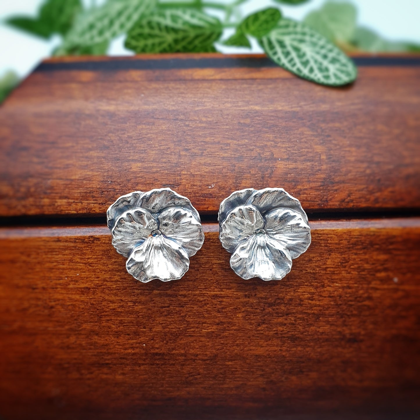 Coppia di orecchini a perno in argento 925, raffiguranti un fiore di viola.