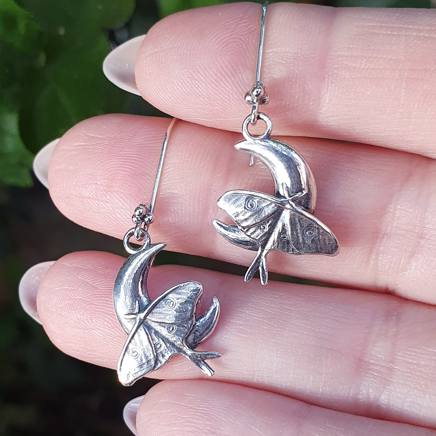 Orecchini in argento 925 raffiguranti luna calante e falena della luna.