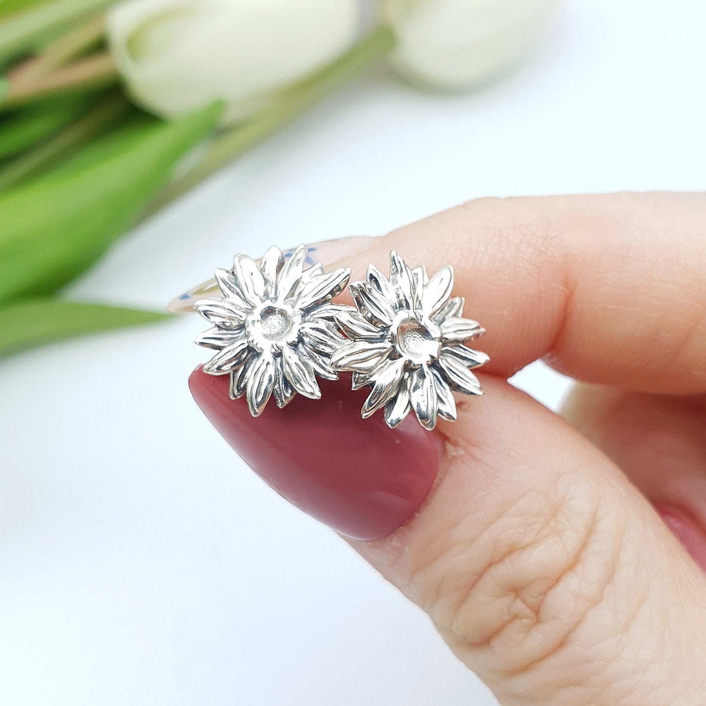 Coppia di orecchini a perno in argento 925 raffiguranti un girasole.