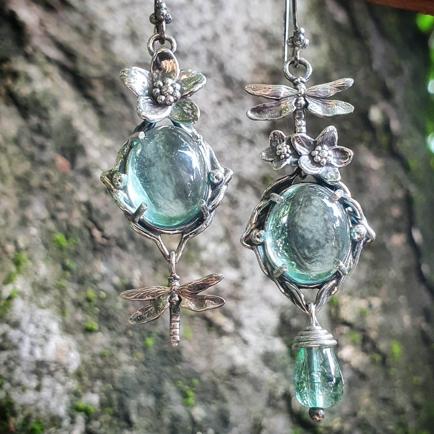 Orecchini in argento 925 con rametti, cabochon di fluorite, fiori e libellule.
