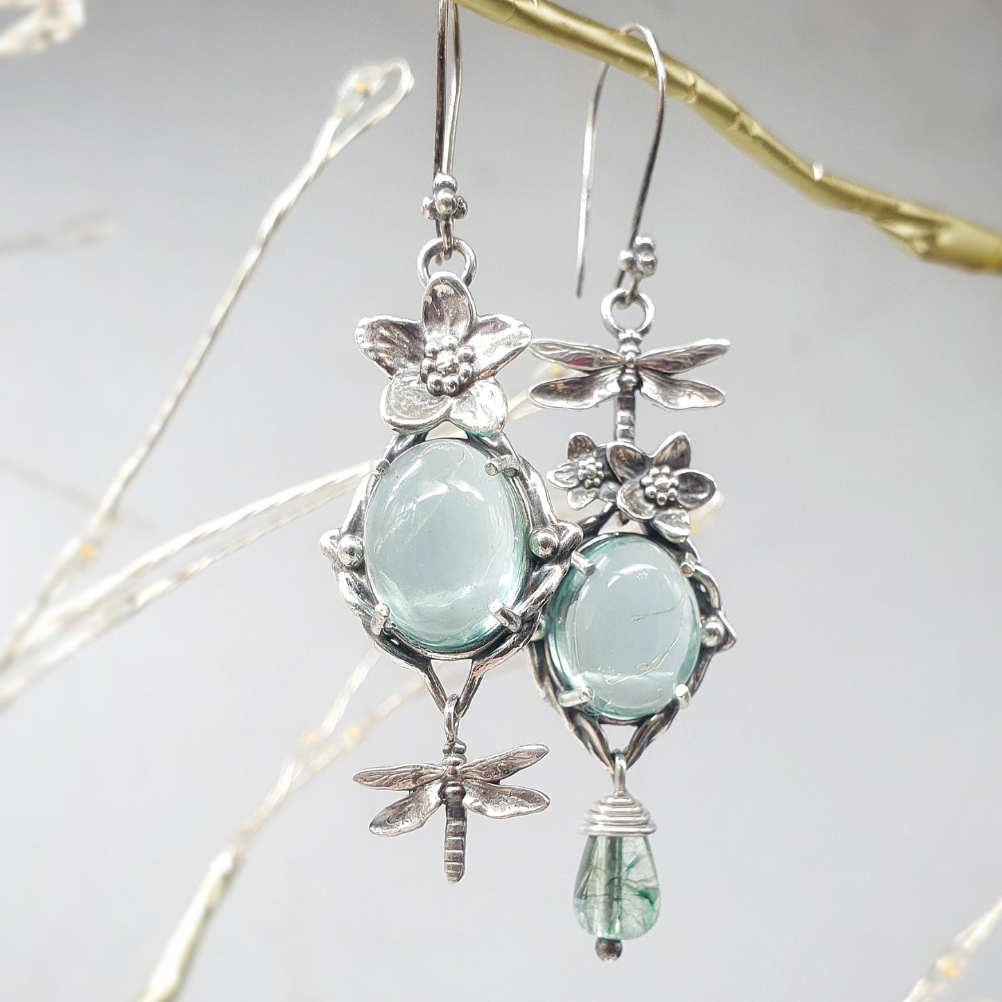 Orecchini in argento 925 con rametti, cabochon di fluorite, fiori e libellule.
