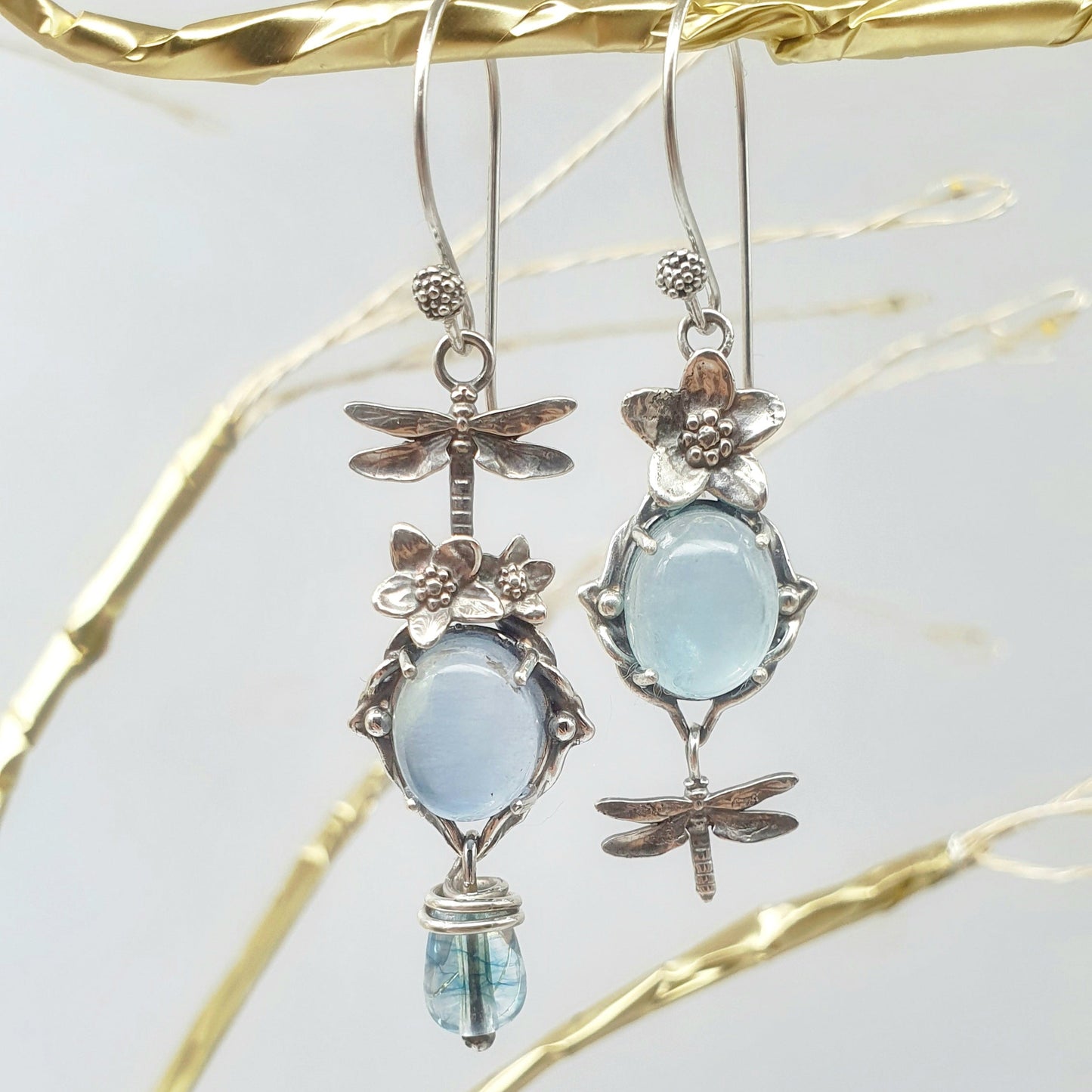 Orecchini in argento 925 con rametti, cabochon di topazio azzurro, fiori e libellule.