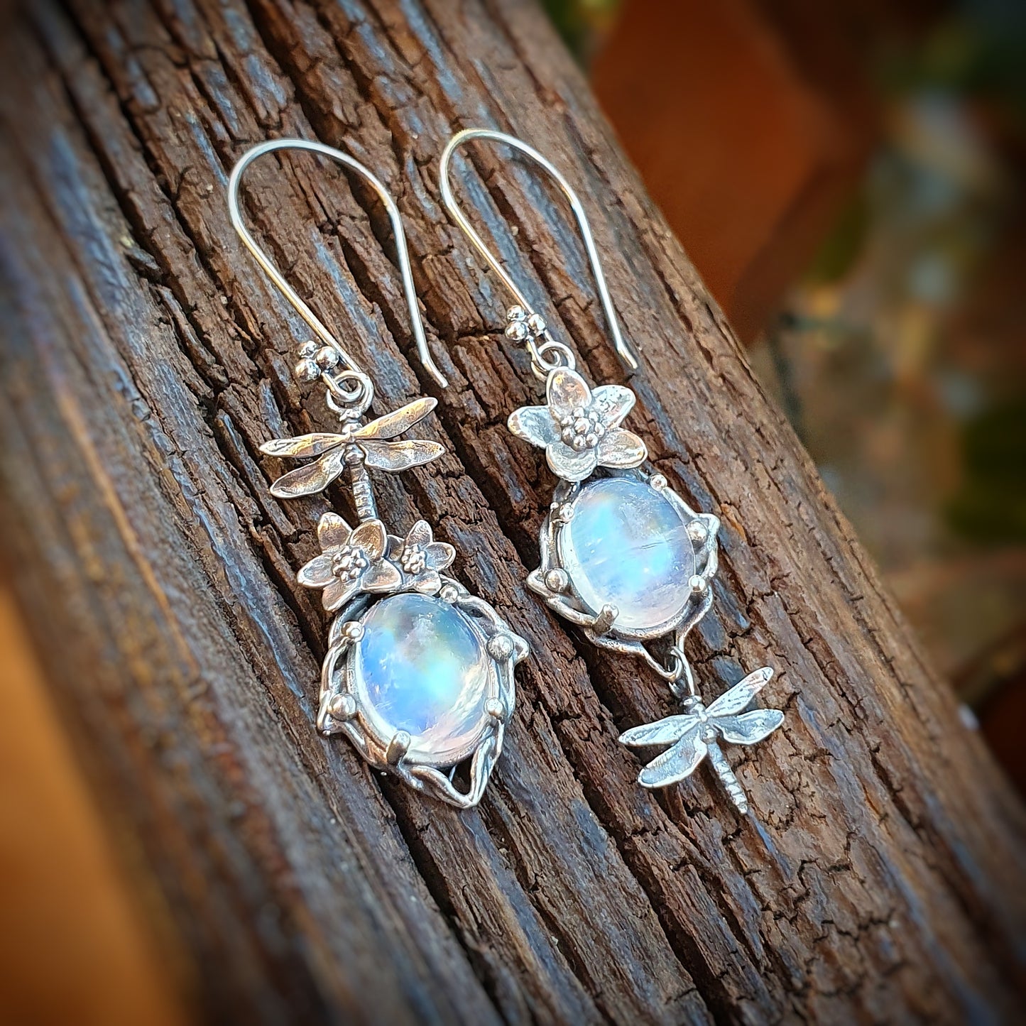 Orecchini in argento 925 con libellula, fiori e labradorite bianca.