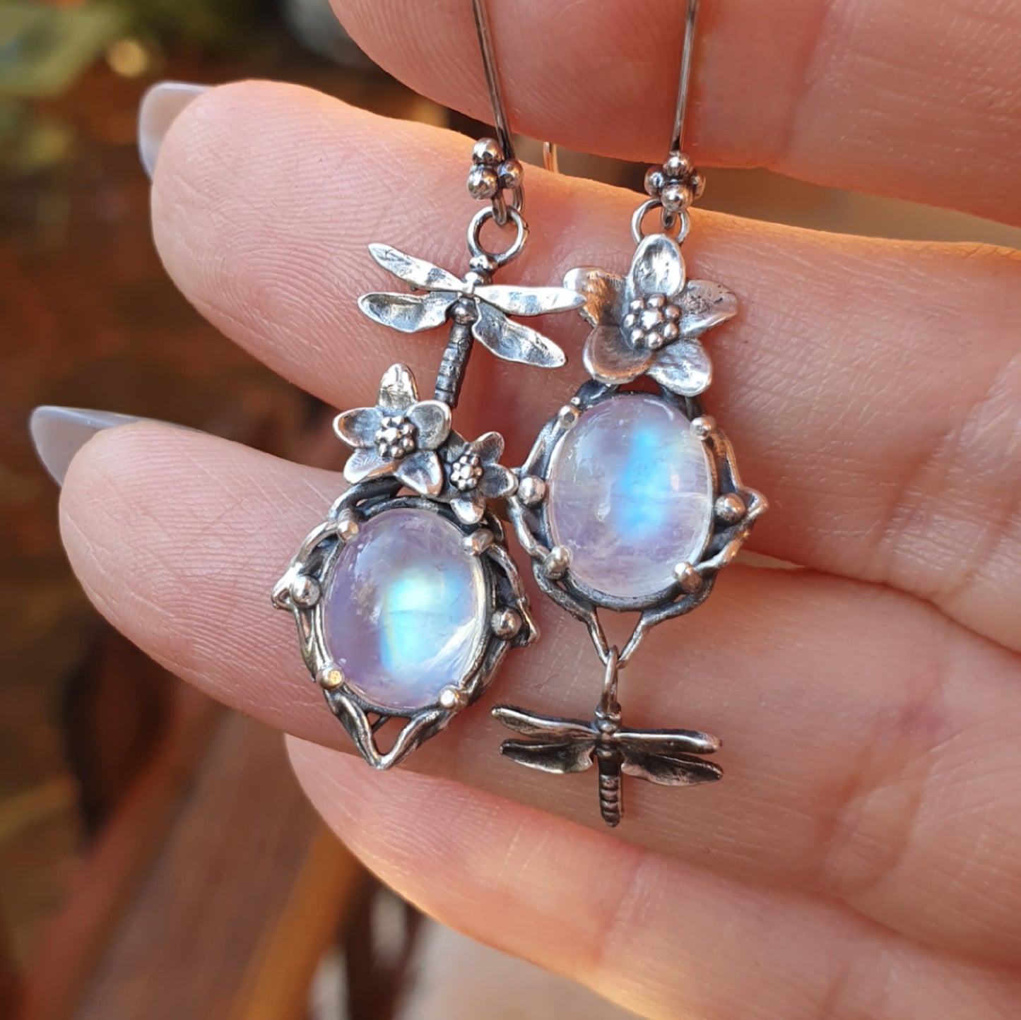 Orecchini in argento 925 con libellula, fiori e labradorite bianca.