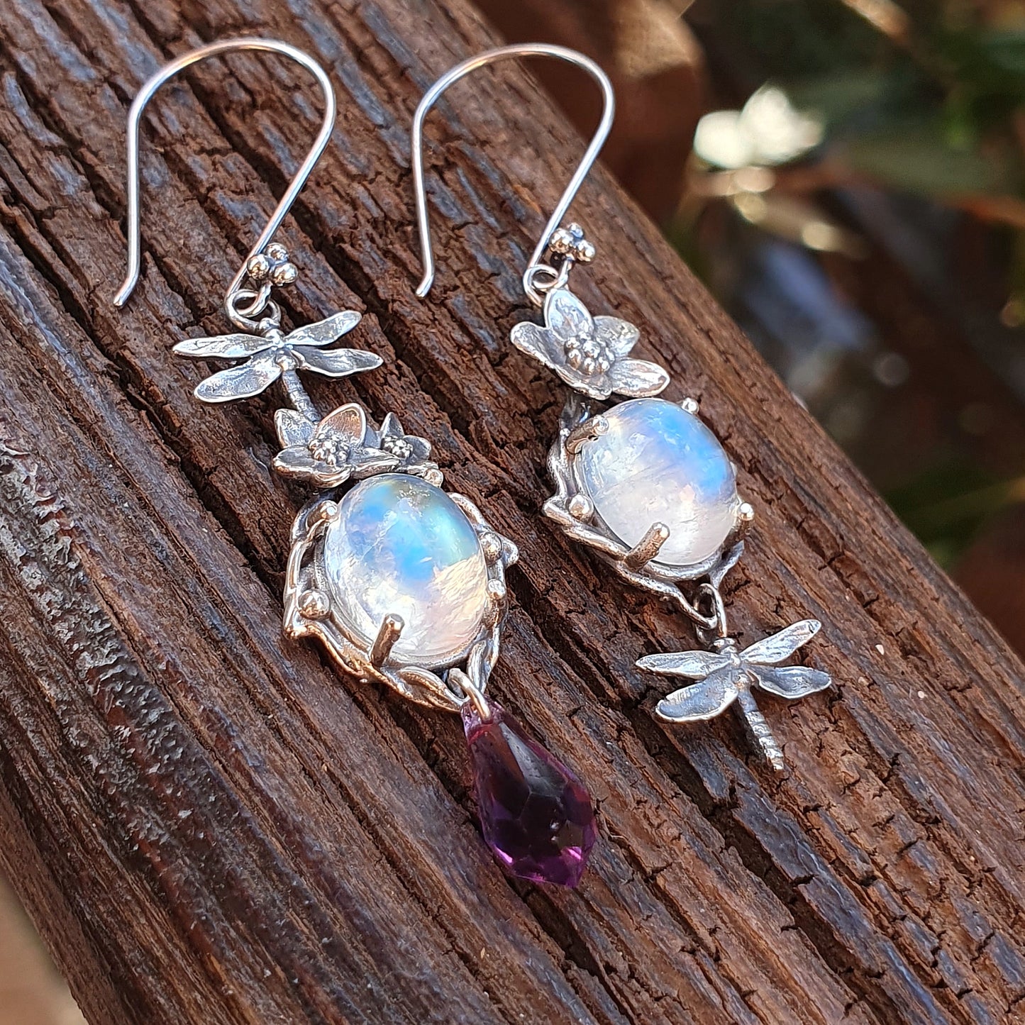 Orecchini in argento 925 con libellula, fiori , ametista e labradorite bianca.