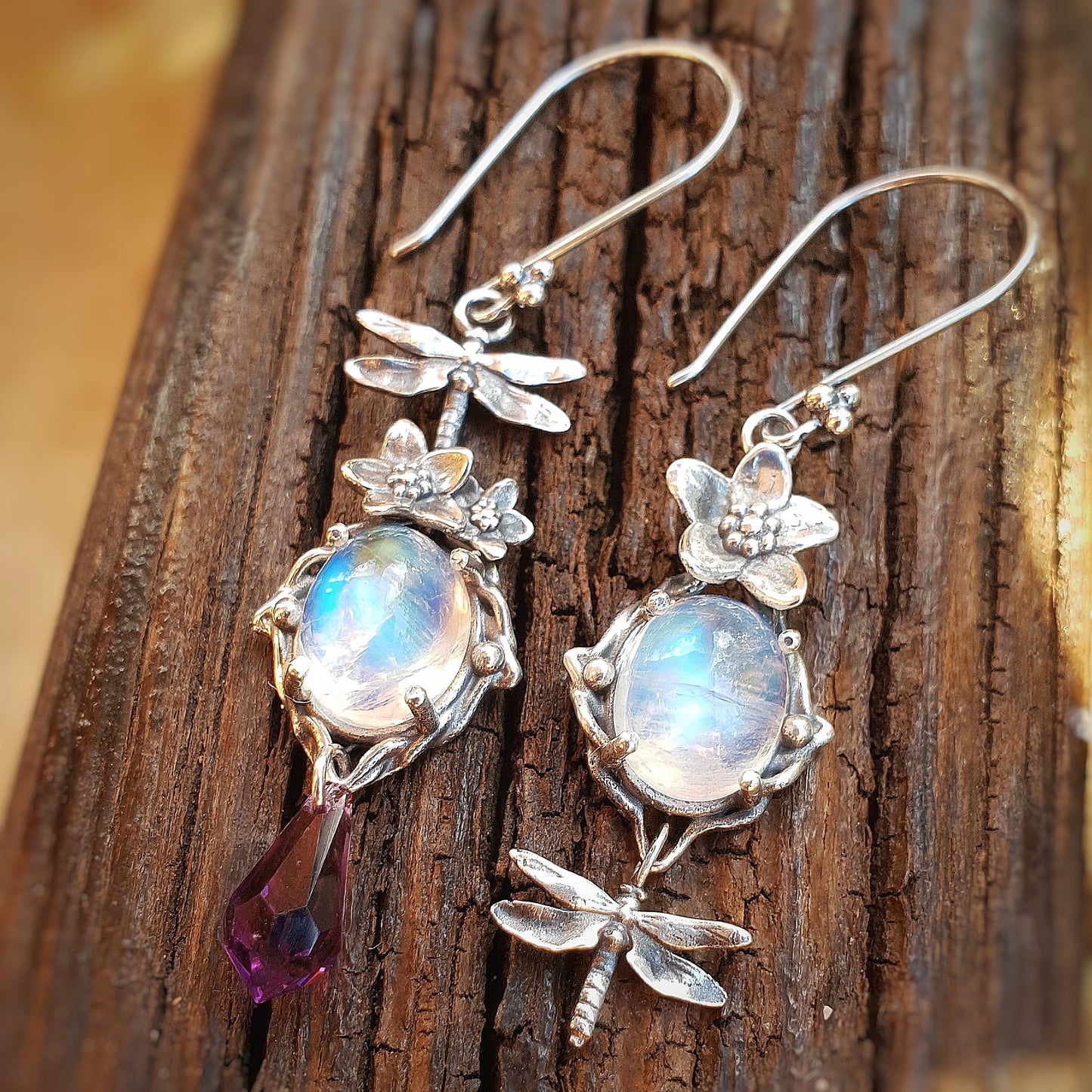 Orecchini in argento 925 con libellula, fiori , ametista e labradorite bianca.