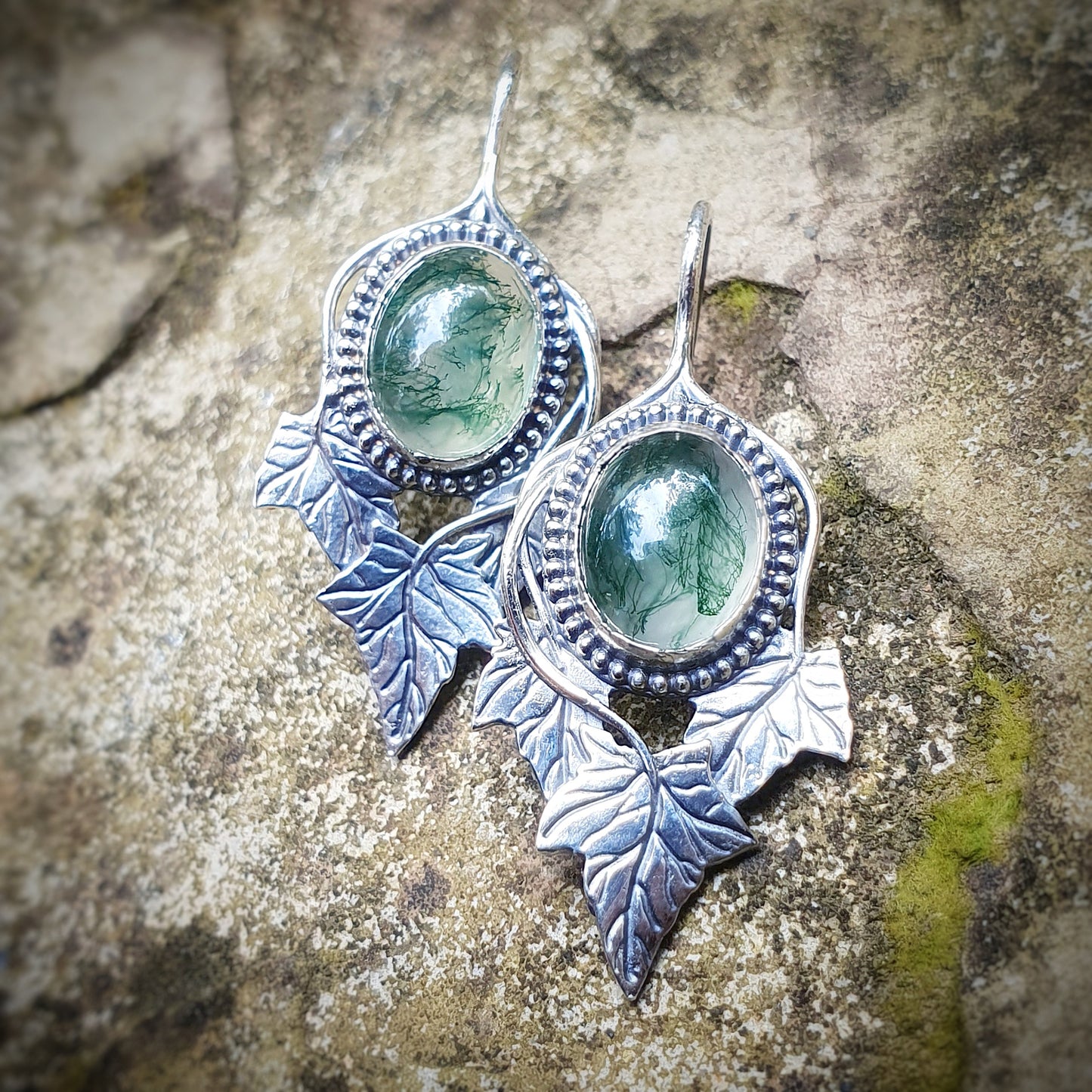 Orecchini in argento 925 sterling con pietra preziosa agata dendritica su sfondo naturale - 925 sterling silver earrings with dendritic agate gemstone on natural background