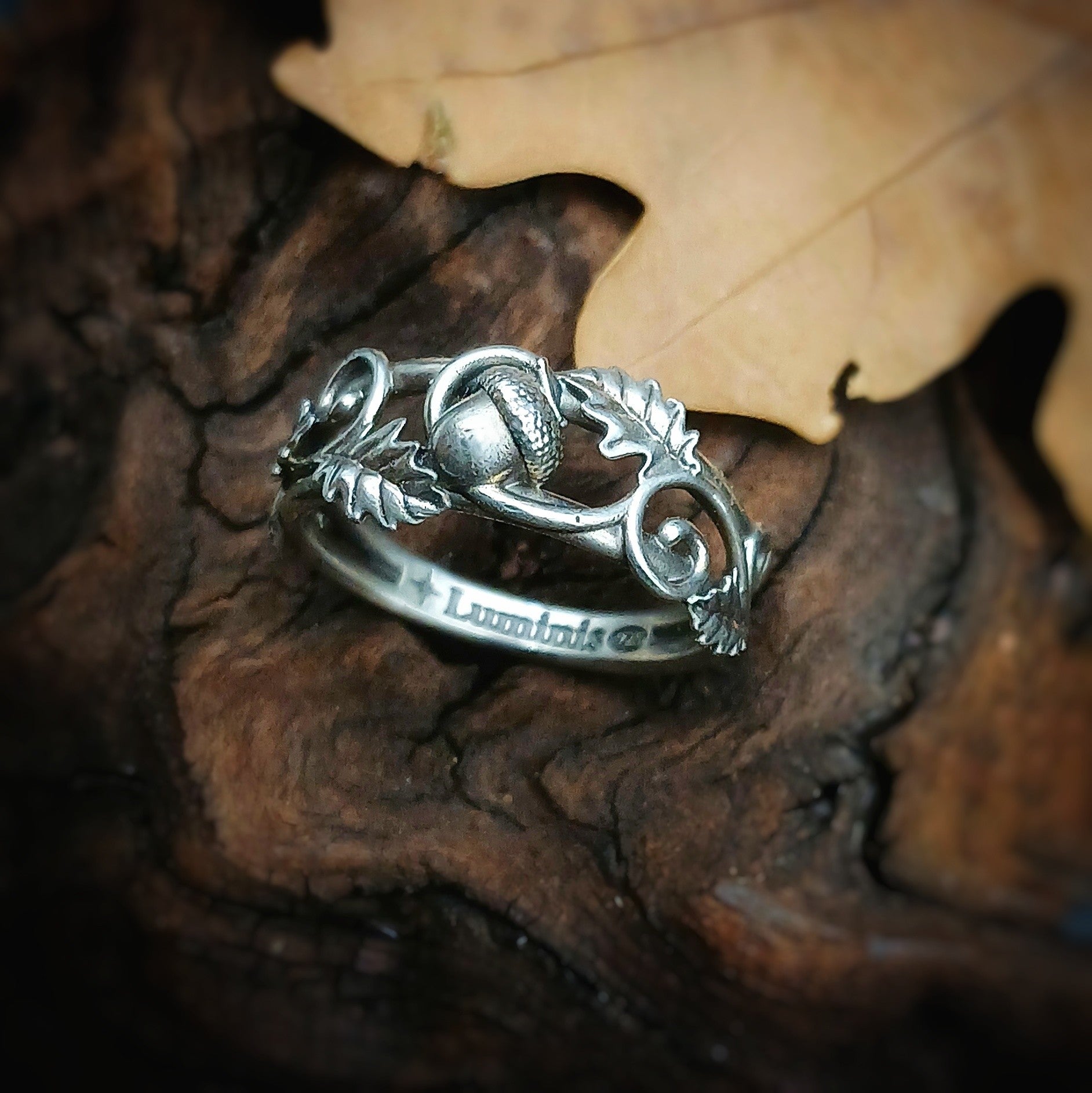 Anello in argento 925 raffigurante una ghianda, ornata da foglie di quercia fili decorativi.
