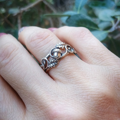 Anello in argento 925 raffigurante una ghianda, ornata da foglie di quercia fili decorativi.