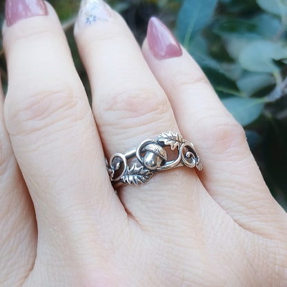 Anello in argento 925 raffigurante una ghianda, ornata da foglie di quercia fili decorativi.