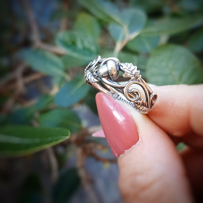 Anello in argento 925 raffigurante una ghianda, ornata da foglie di quercia fili decorativi.