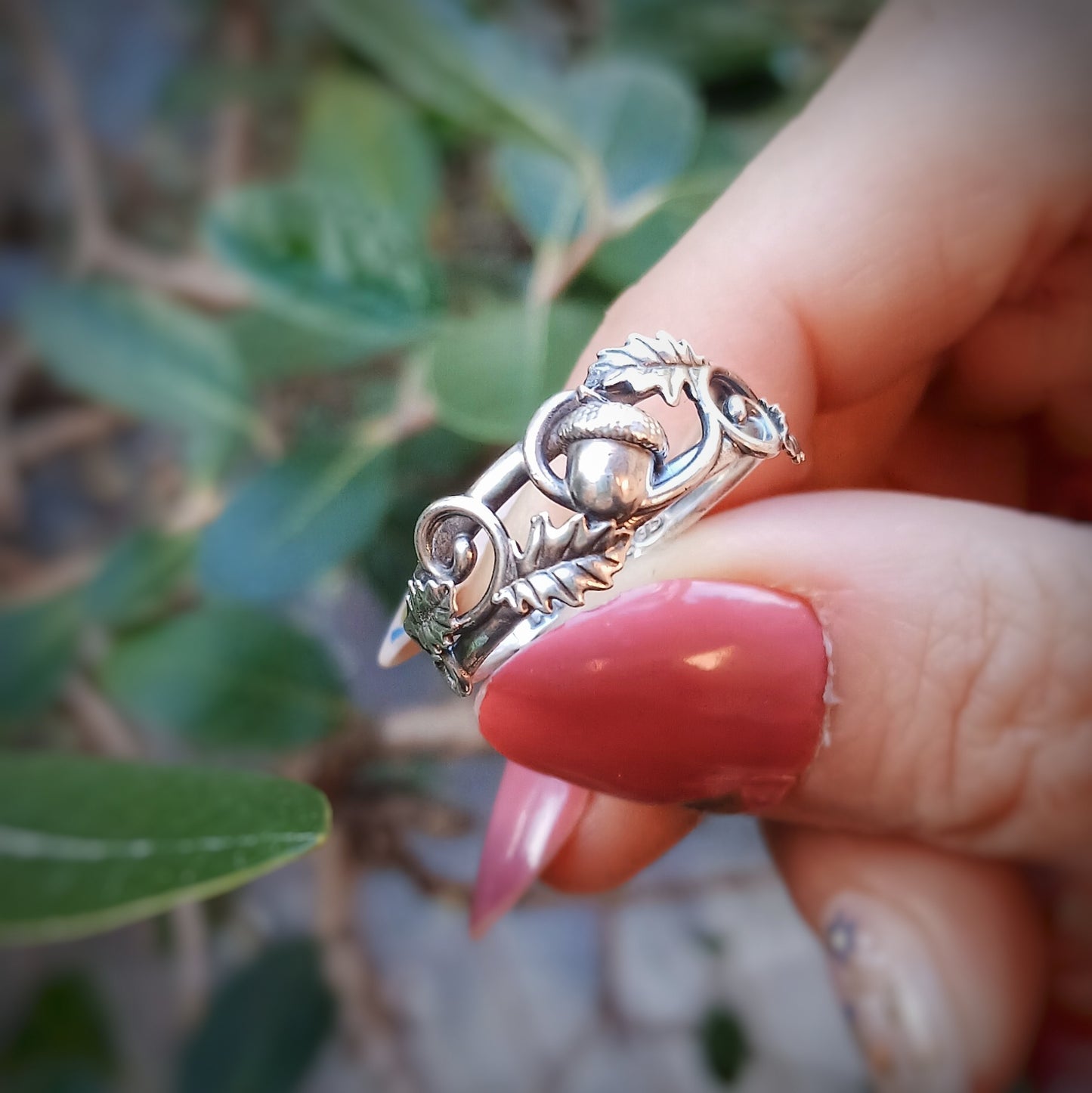Anello in argento 925 raffigurante una ghianda, ornata da foglie di quercia fili decorativi.