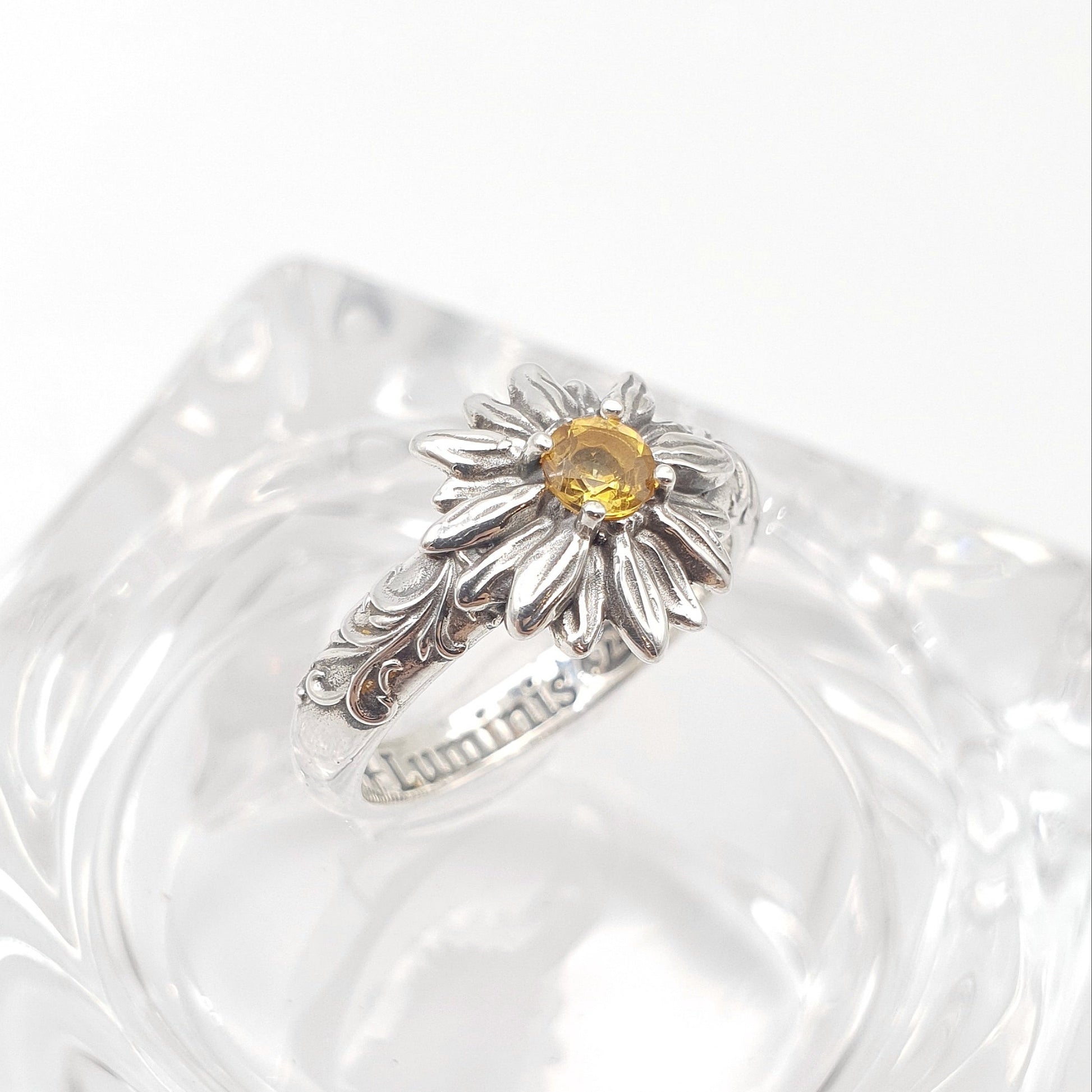 Anello in argento 925 con girasole e quarzo citrino taglio brillante, decorazioni barocche ai lati.