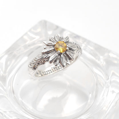Anello in argento 925 con girasole e quarzo citrino taglio brillante, decorazioni barocche ai lati.