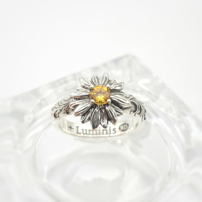 Anello in argento 925 con girasole e quarzo citrino taglio brillante, decorazioni barocche ai lati.