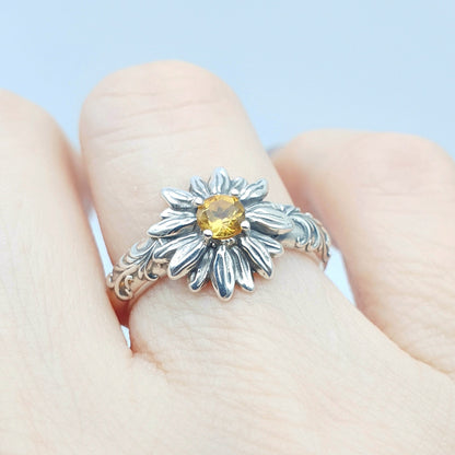 Anello in argento 925 con girasole e quarzo citrino taglio brillante, decorazioni barocche ai lati.