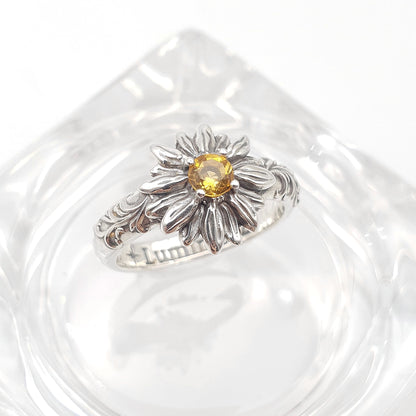 Anello in argento 925 con girasole e quarzo citrino taglio brillante, decorazioni barocche ai lati.