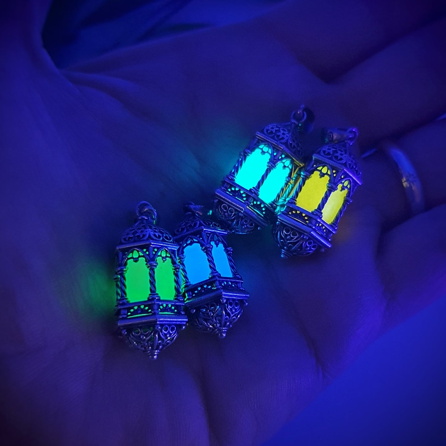 Ciondoli in argento 925 raffiguranti una lanterna, al suo interno materiali luminescenti dai colori blu, azzurro, giallo e verde.