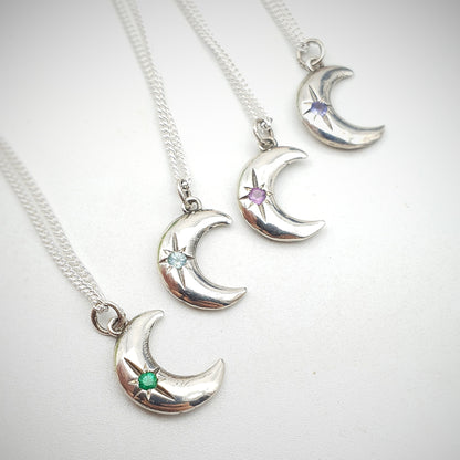 Ciondoli in argento 925 con luna, catenina e pietre naturali di acquamarina, smeraldo, tormalina rosa, tanzanite e ametista.
