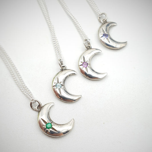 Ciondoli in argento 925 con luna, catenina e pietre naturali di acquamarina, smeraldo, tormalina rosa, tanzanite e ametista.