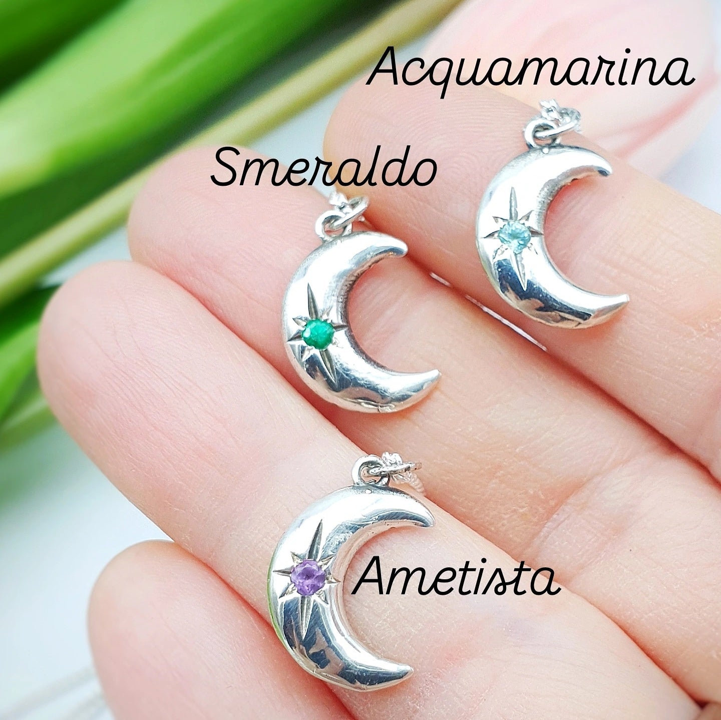 Ciondoli in argento 925 con luna, catenina e pietre naturali di acquamarina, smeraldo, tormalina rosa, tanzanite e ametista.