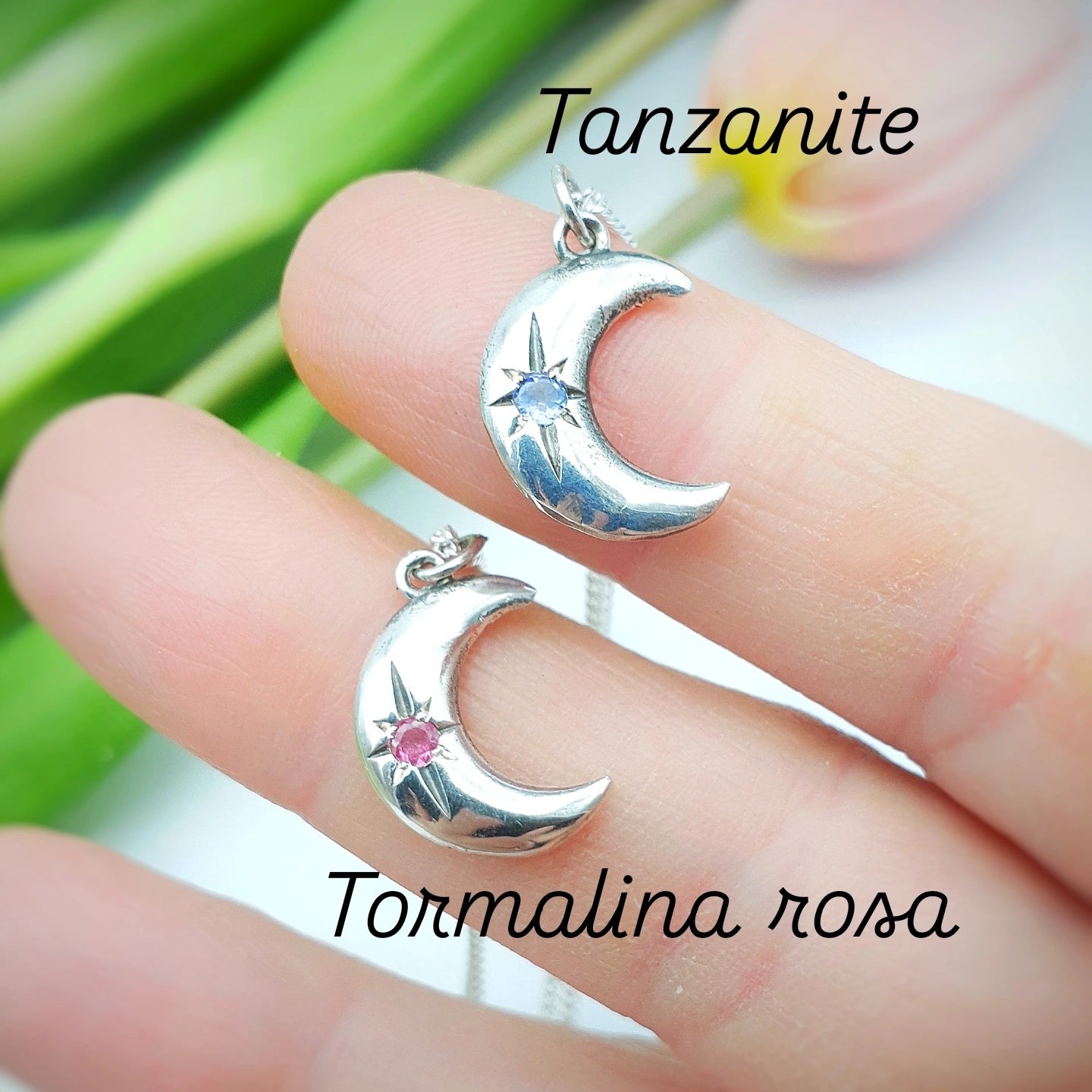 Ciondoli in argento 925 con luna, catenina e pietre naturali di acquamarina, smeraldo, tormalina rosa, tanzanite e ametista.