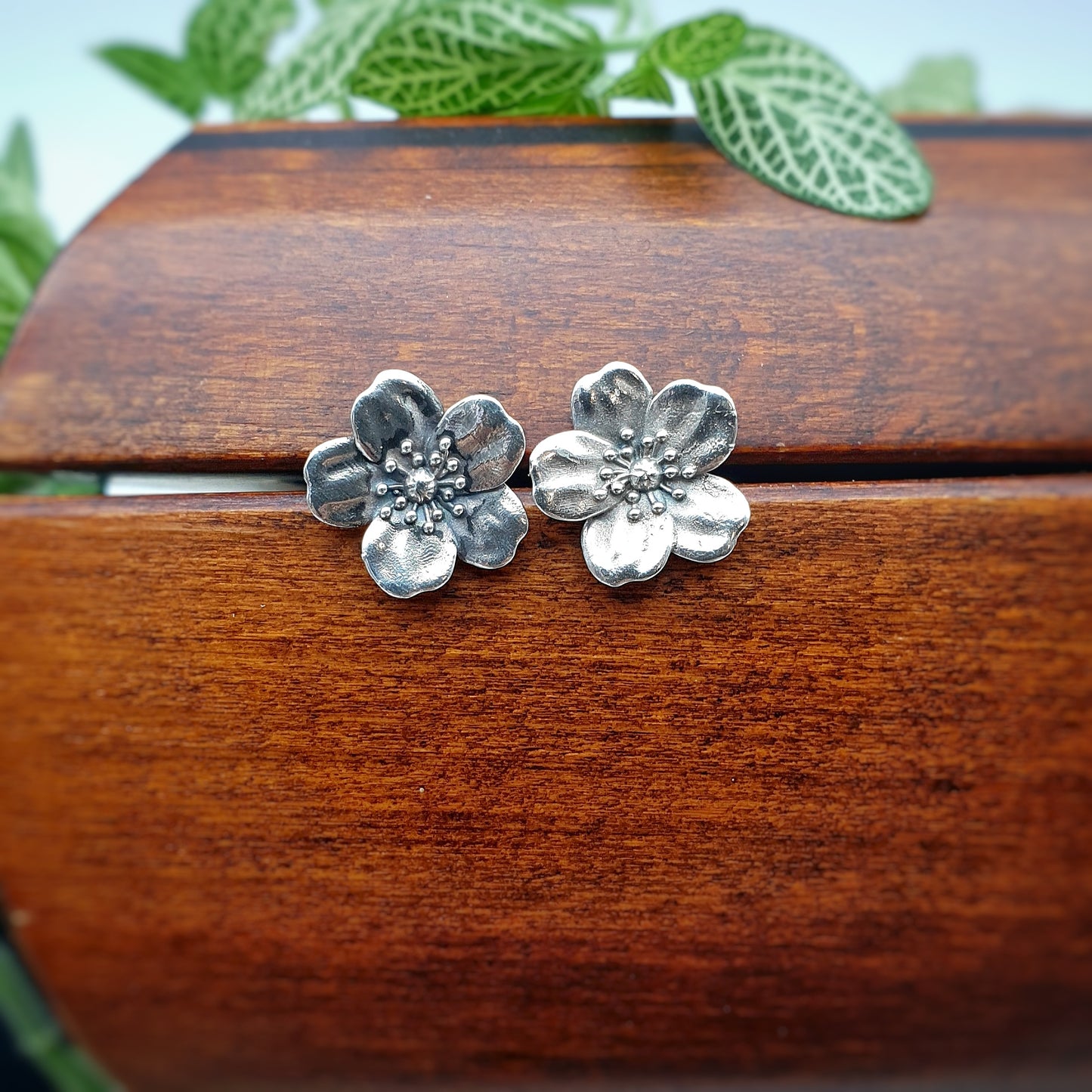 Coppia di orecchini a perno in argento 925, raffiguranti un fiore di rosa canina.