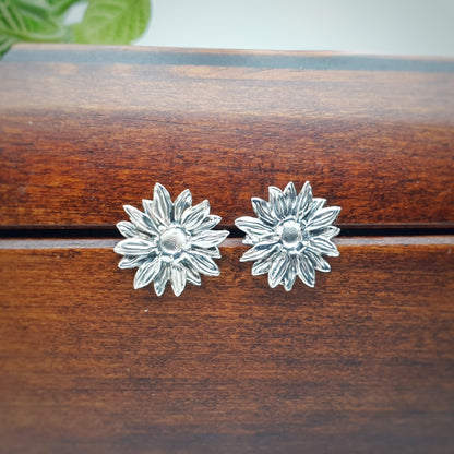Coppia di orecchini a perno in argento 925 raffiguranti un girasole.