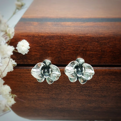 Coppia di orecchini a perno in argento 925 raffiguranti il fiore di orchidea.