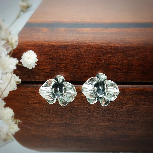 Coppia di orecchini a perno in argento 925 raffiguranti il fiore di orchidea.