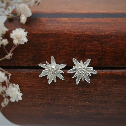 Coppia di orecchini in argento 925 raffiguranti un fiore di stella alpina.