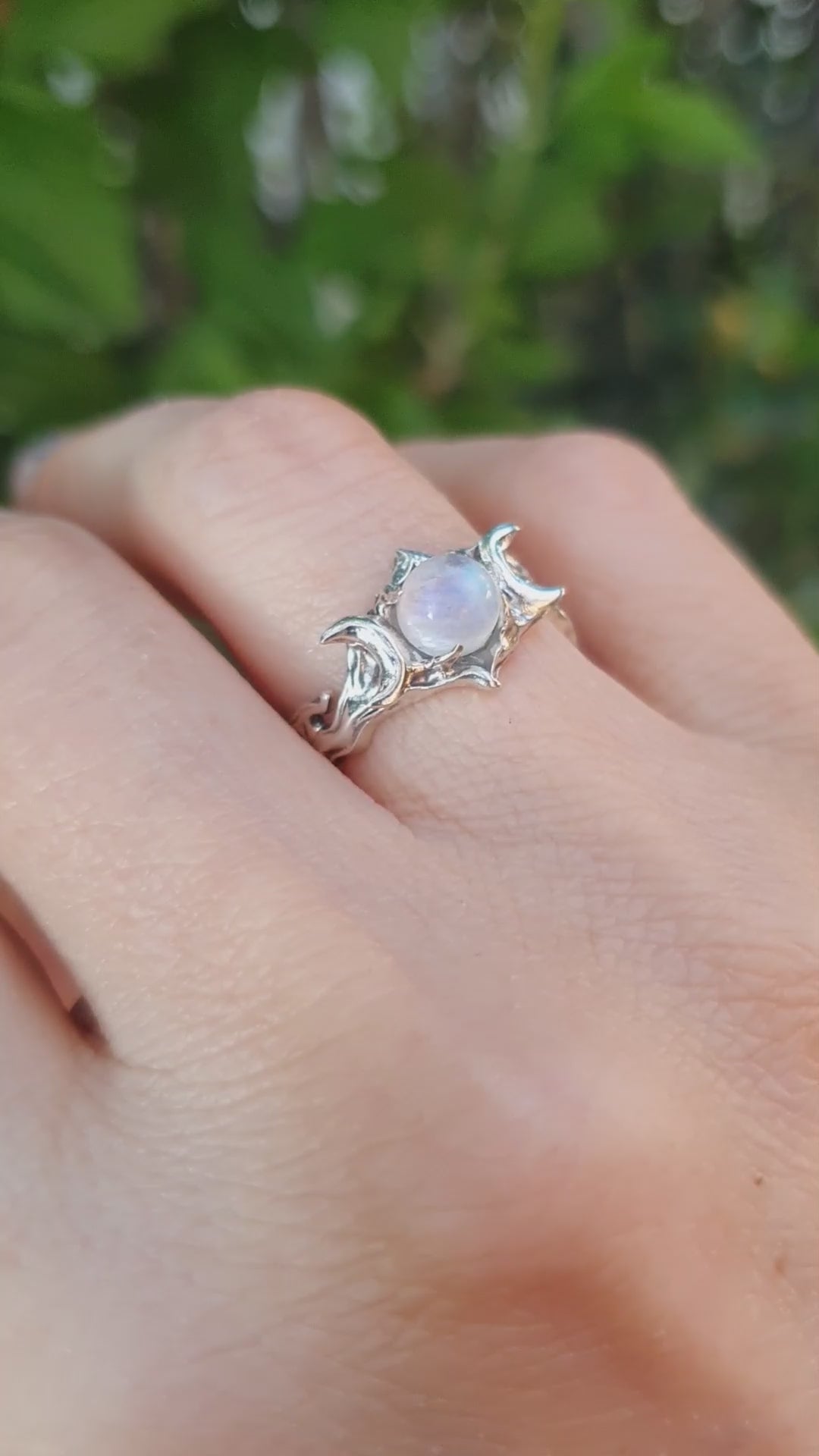 Anello in argento 925 con triplice luna, elemento centrale labradorite bianca cabochon, gambo con motivo organico e fumoso.