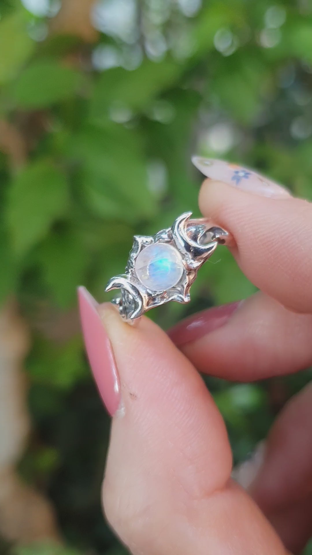 Anello in argento 925 con triplice luna, elemento centrale labradorite bianca cabochon, gambo con motivo organico e fumoso.